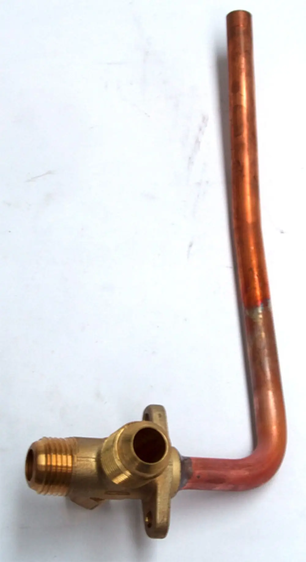 Kupferrohr mit Messingabsperrventil, das für Daikin-Anwendungen geeignet ist. Das Ventil verfügt über eine Flanschmontage und einen geraden Rohrverlauf.